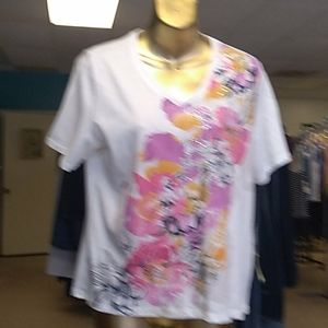 Allison Daley PM white whith flowers shortnbsleeve